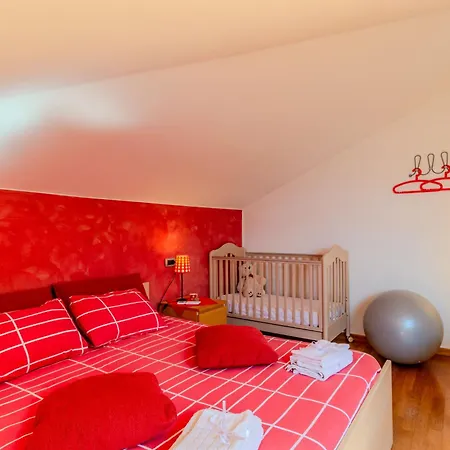 Nyaraló Aurora By Interhome Colico